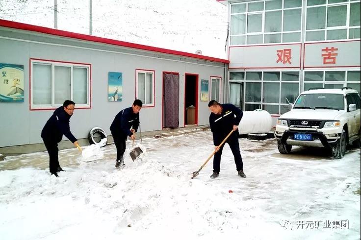 人間四月芳菲盡，山中春雪還復(fù)來(lái)