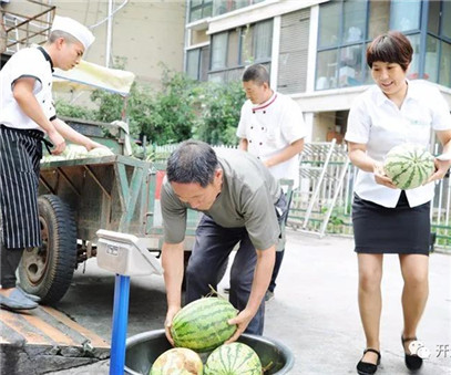 買下一整車西瓜，讓瓜農(nóng)早點(diǎn)回家